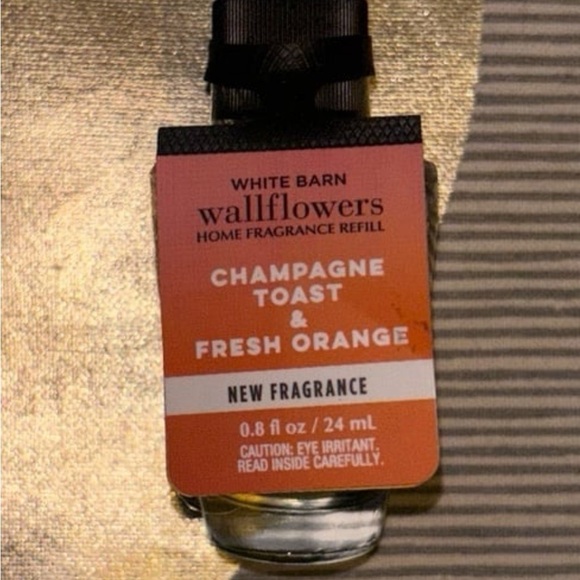 NEW Bath and Body Works Sugared Orange & Vanilla 3 Wick Candle + Free gifts! - Picture 4 of 6